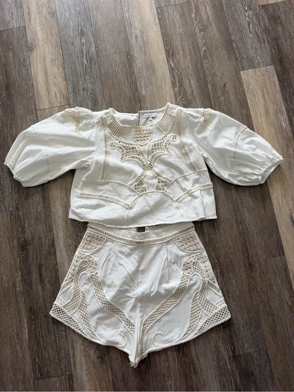 Gianni Bini Cream/White Textured Women's Top and Short set , sz4 worn 1 time